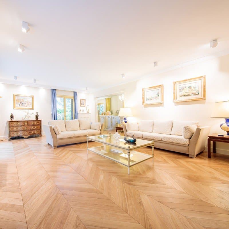 Parquet chevron dans un salon